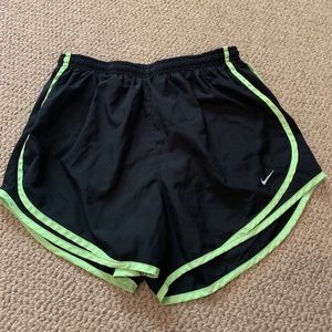Nike Women’s Tempo Shorts medium black and green